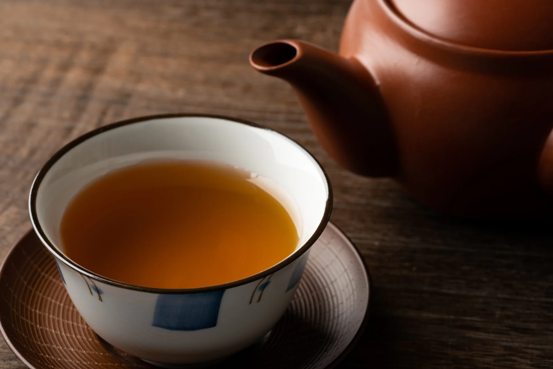 器に盛られた焙煎黒豆と香ばしいほうじ茶の茶葉